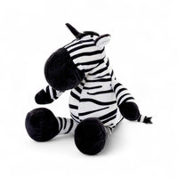 Peluche zèbre rayée noire et blanche, museau noir, grandes pattes et oreilles dressées,  assis sur fond blanc.