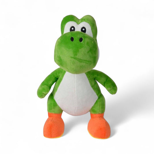 Peluche Yoshi verte Super Mario Bros,   ventre blanc, pieds orange, sur fond blanc.