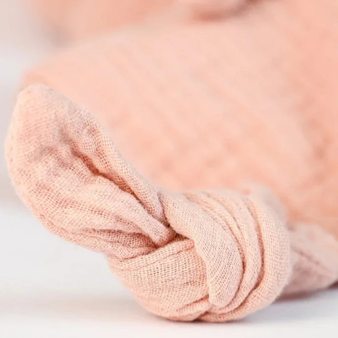 Peluche doudou lapin rose en gaze de coton