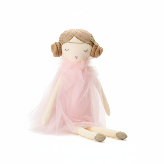 Peluche poupée ballerine avec 2 chignons sur chaque coté de la tête, avec un tutu rose, chignons tressés, sur fond blanc.