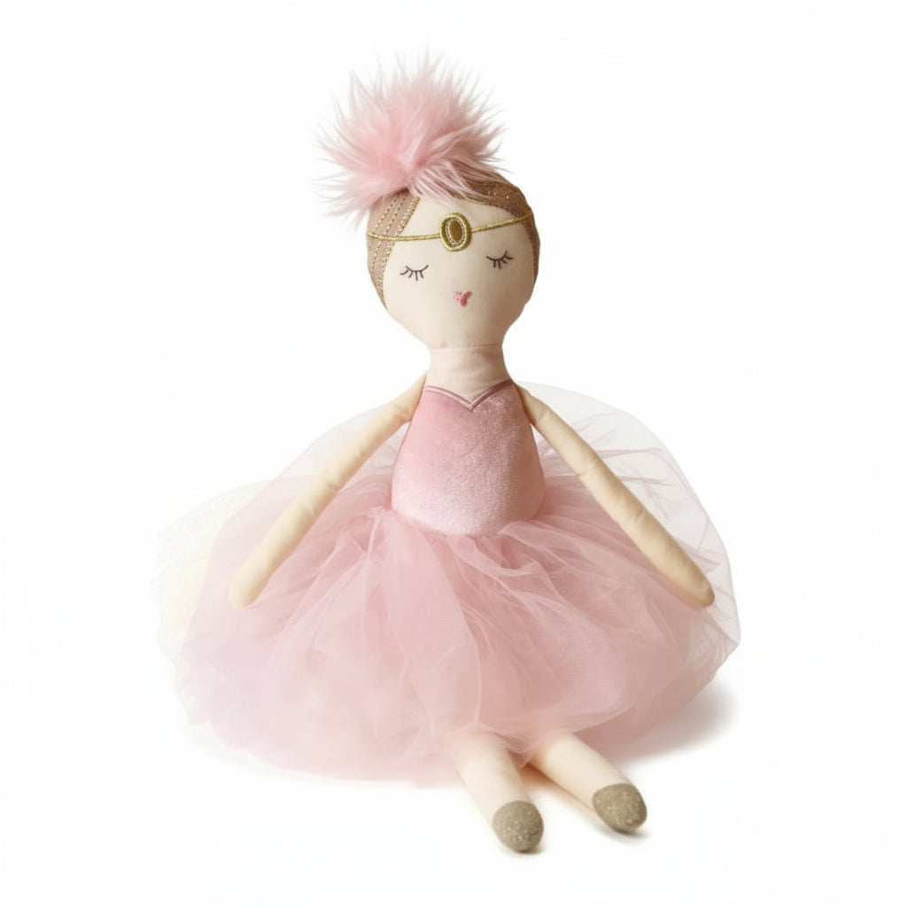 Peluche poupée danseuse étoile en robe rose en coton pour enfant, 50 cm, tutu volumineux rose et plume sur la tête, assise sur fond blanc.