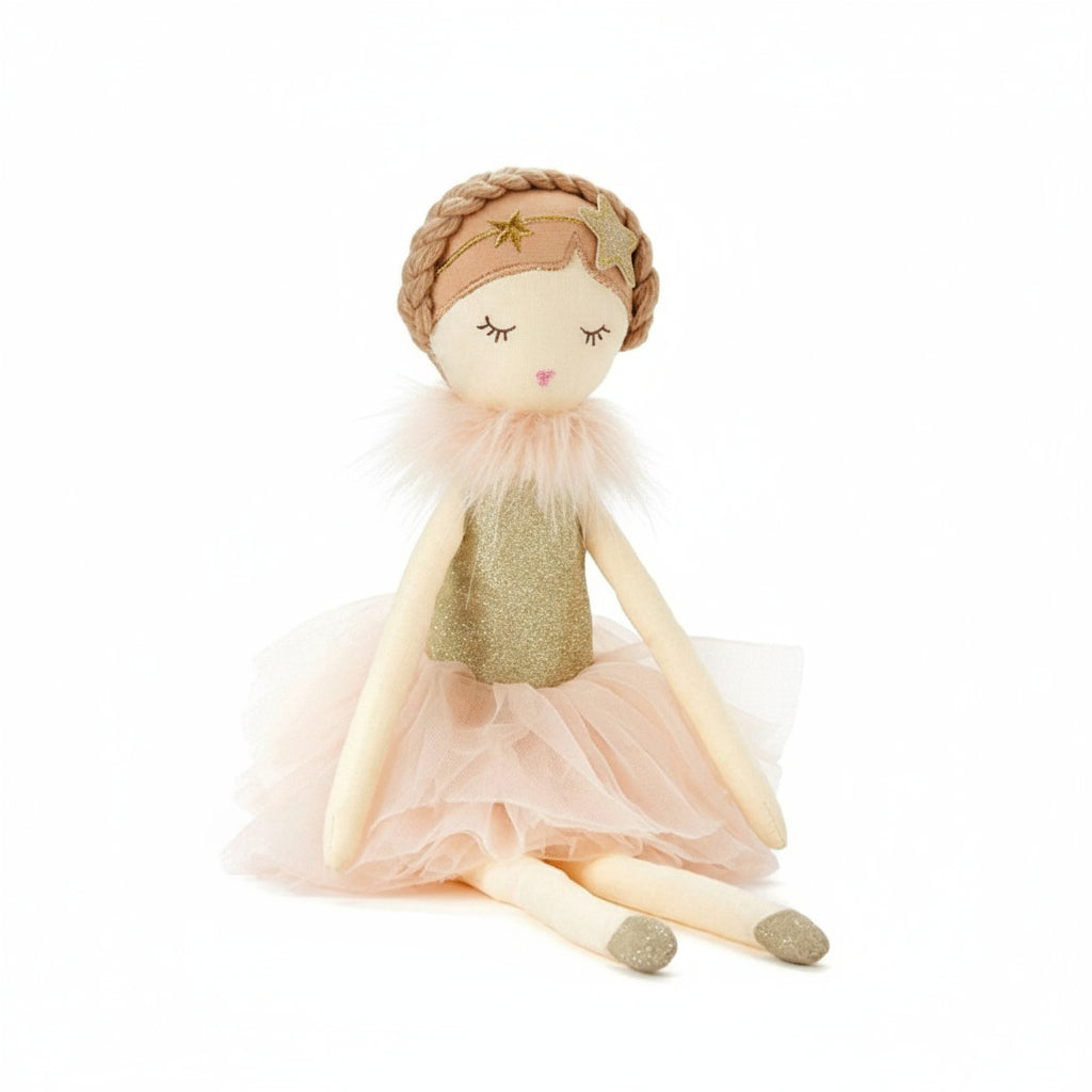 Poupée textile ange grande taille, 50 cm, robe tutu rose, ailes dorées scintillantes, couronne en cheveux avec des étoiles devant, et col plume, sur fond blanc.