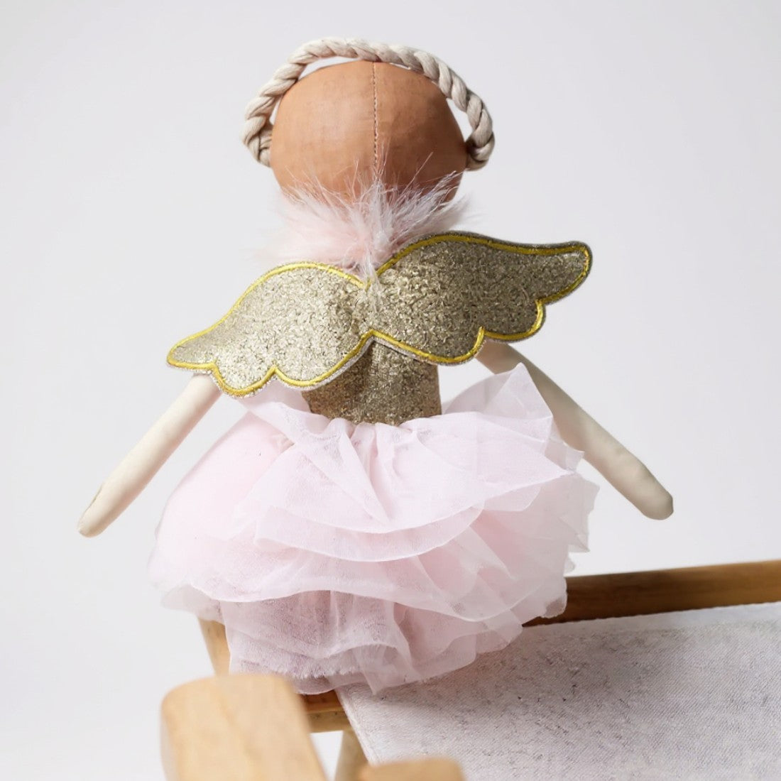 Poupée ange robe tulle rose et ailes dorées