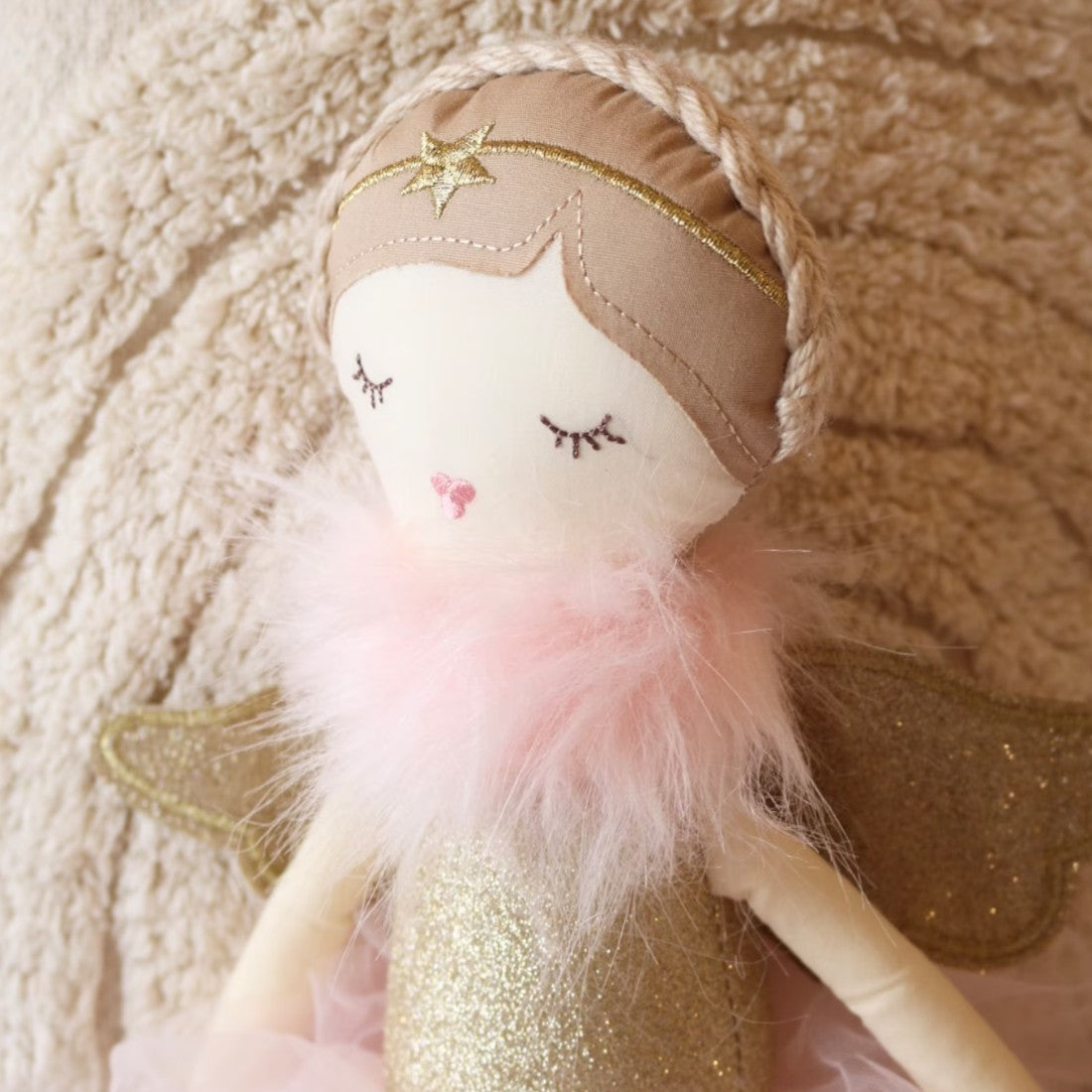 Poupée ange robe tulle rose et ailes dorées