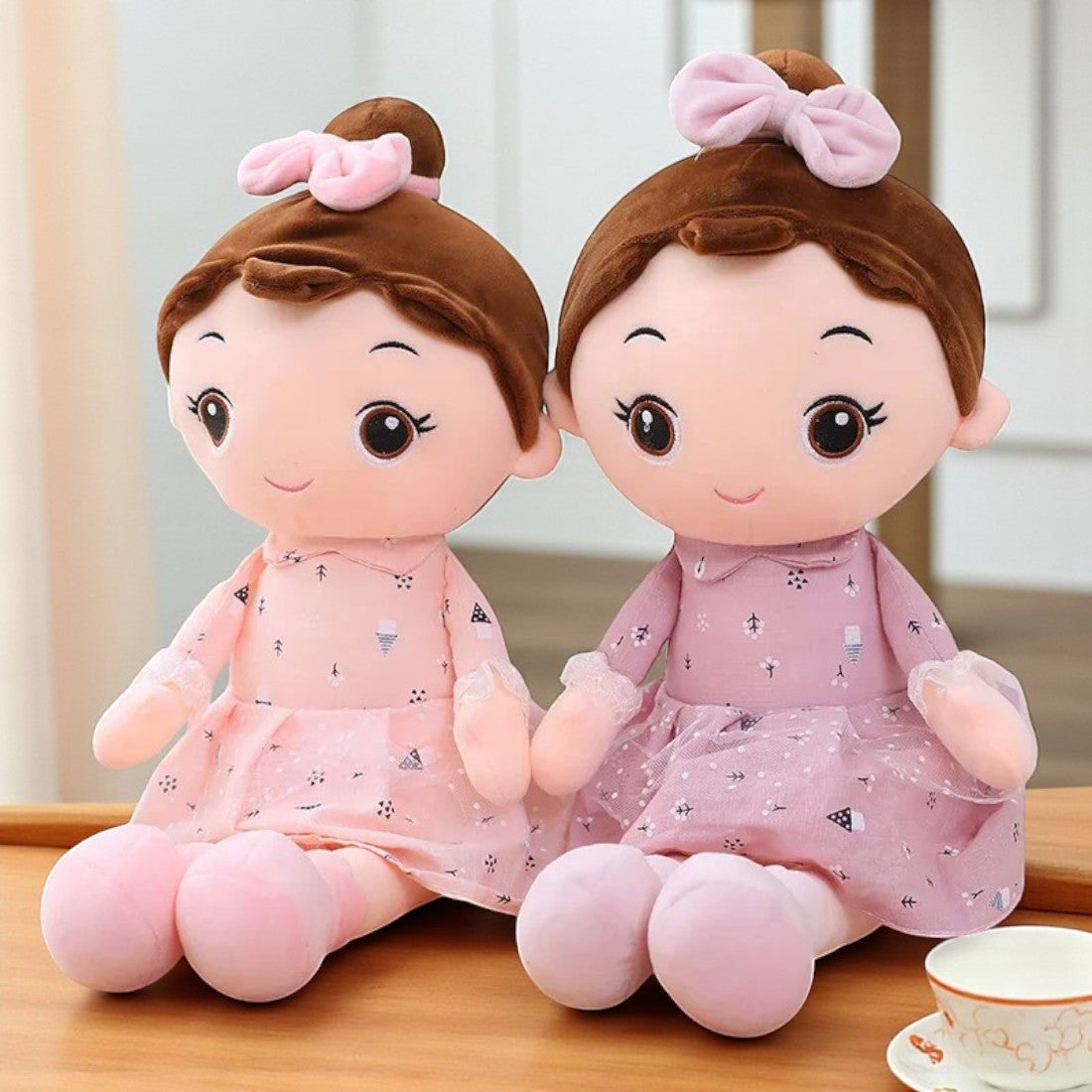 Poupée en peluche petite fille en robe
