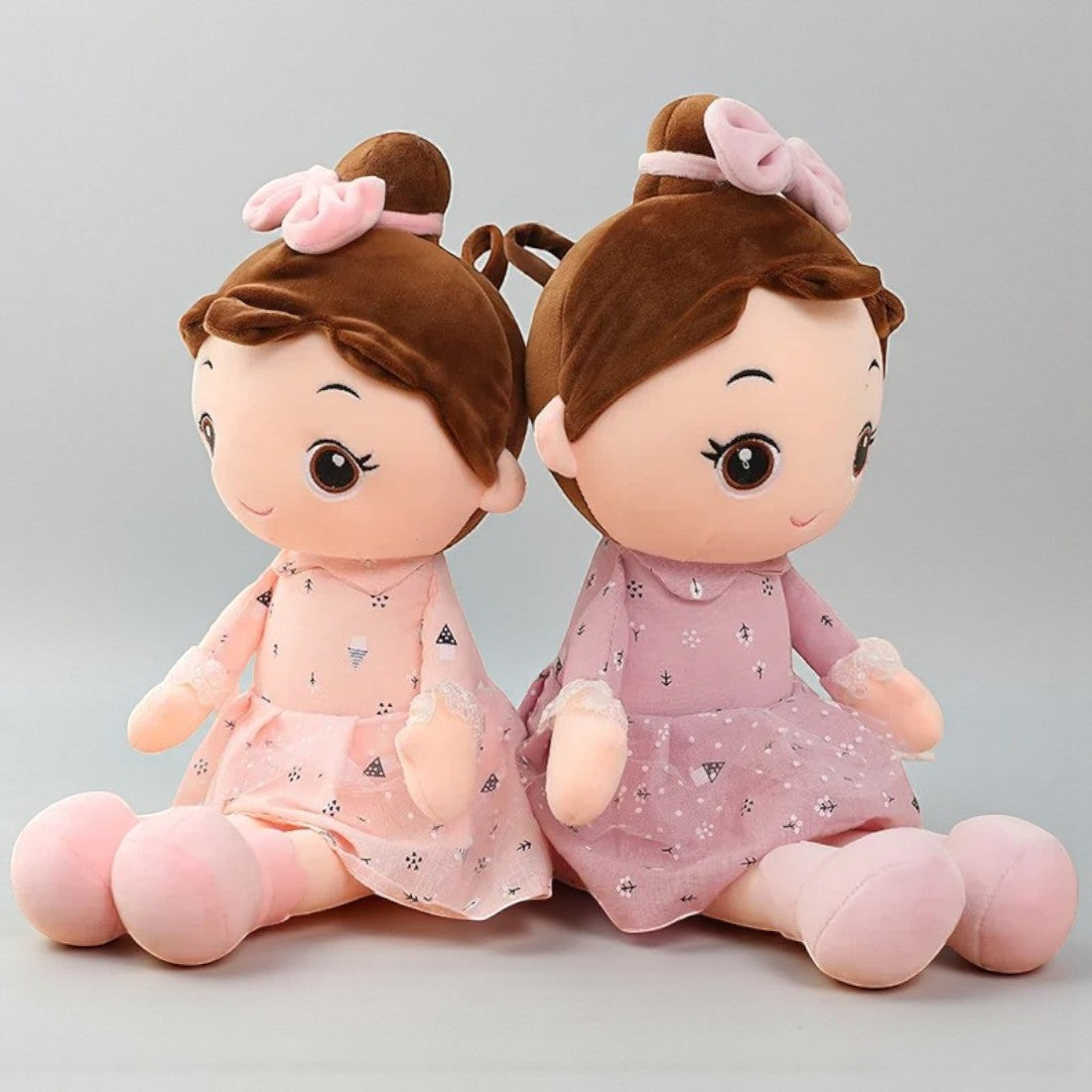 Poupée en peluche petite fille en robe