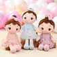 Poupée en peluche petite fille en robe