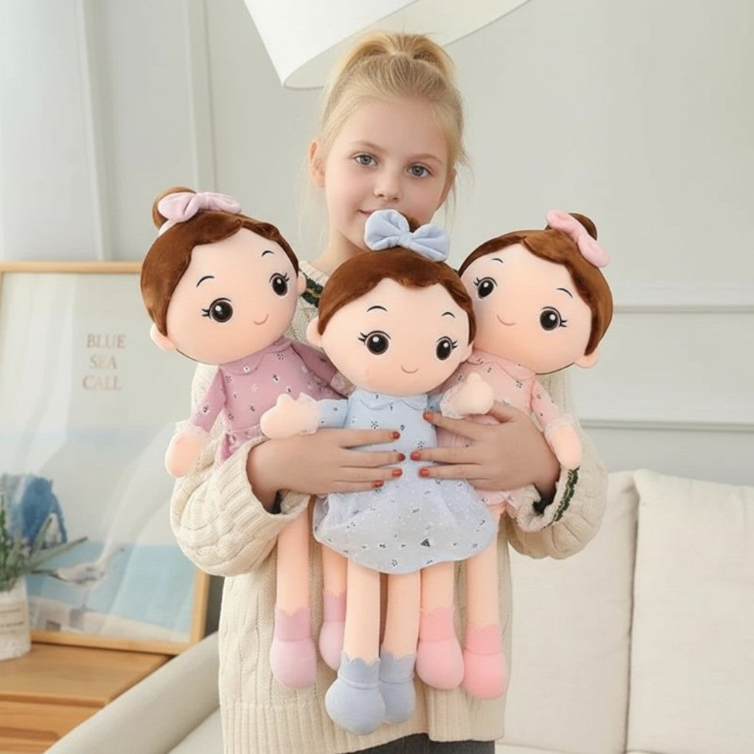 Poupée en peluche petite fille en robe