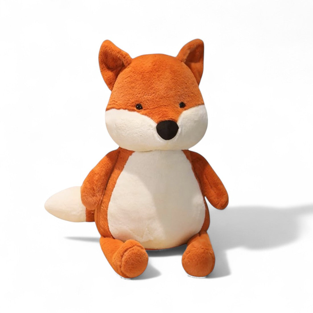 Peluche renard orange et blanc, avec museau noir, ventre rond, oreilles dressées et queue touffue ; sur fond blanc