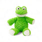 Grenouille en peluche verte, sourire brodé, grands yeux blancs, ventre et extrémités blancs, texture épaisse et moelleuse ; sur fond blanc