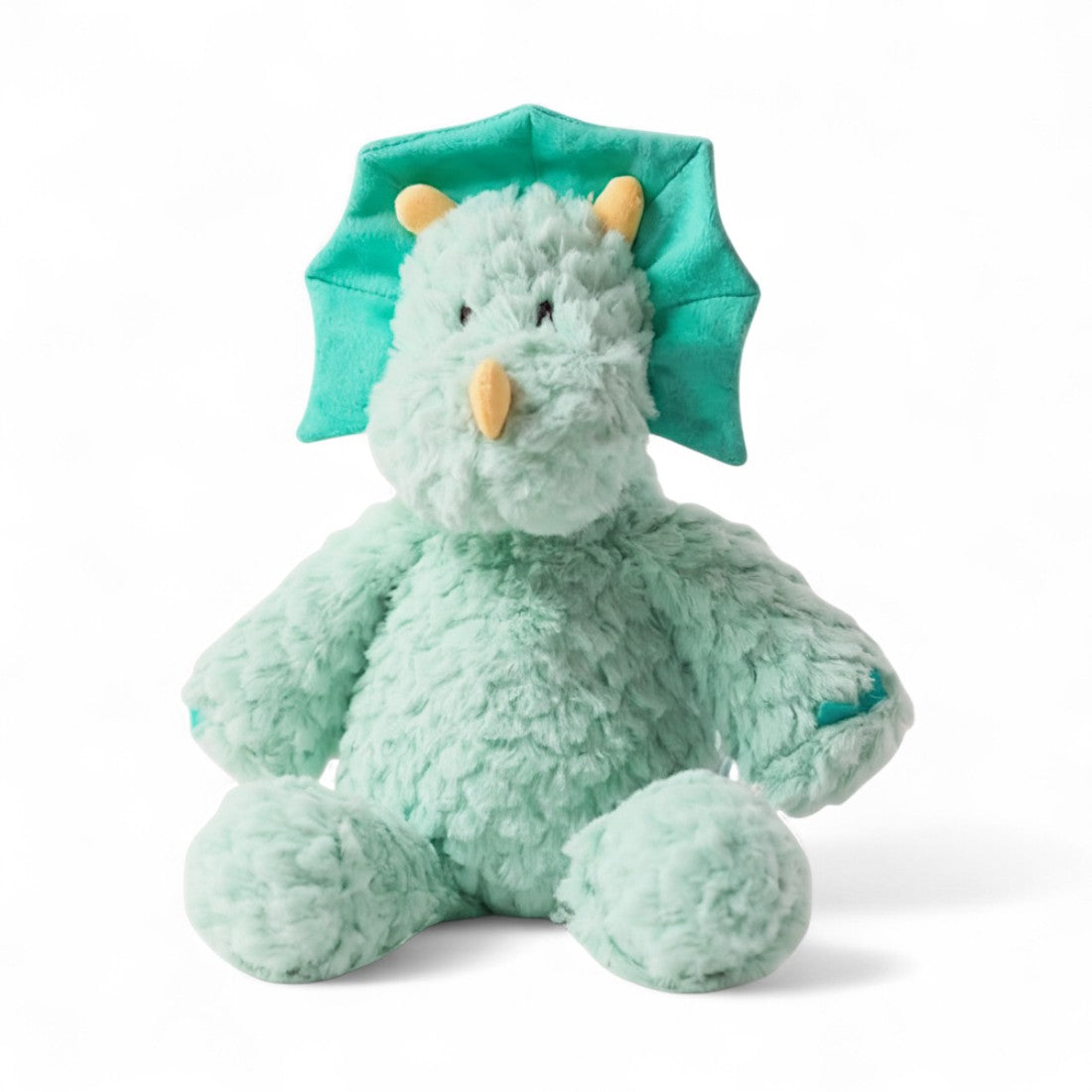 Peluche tricératops bleu ciel, museau rond, trois cornes orange, collerette douce turquoise, texture moelleuse à écailles, yeux brodés ; sur fond blanc