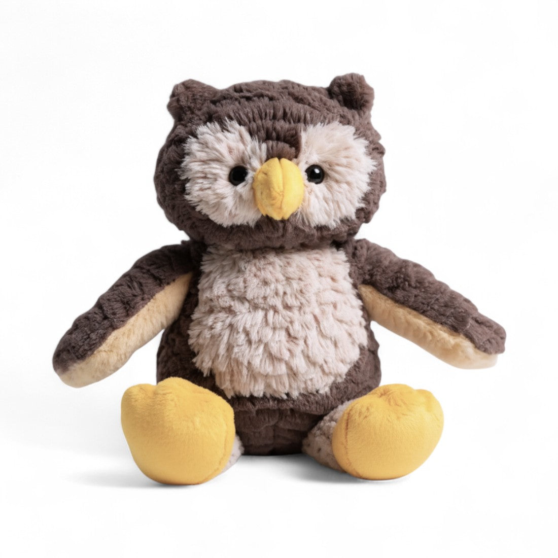 Chouette en peluche grise et jaune, posée assise, avec bec et pattes jaunes, sur fond blanc.
