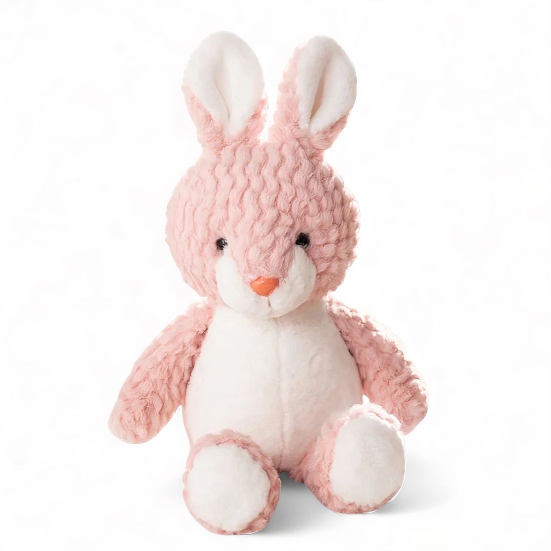 Doudou lapin tricoté rose et blanc avec grandes oreilles droites, museau orange, assis sur fond blanc.