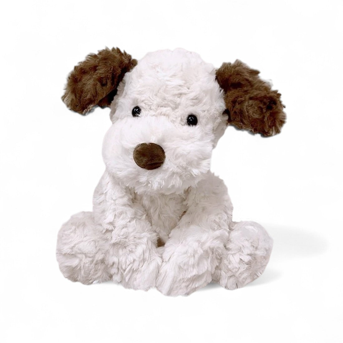 Peluche chien couleur crème, avec oreilles marrons tombantes, yeux noirs brillants, posée sur fond blanc.