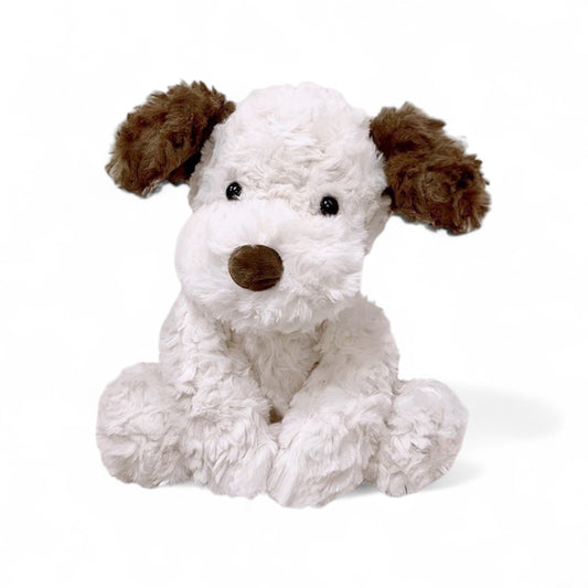 Peluche chien couleur crème, avec oreilles marrons tombantes, yeux noirs brillants, posée sur fond blanc.