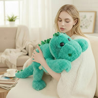 Peluche dinosaure géant relax - dans les bras d'une femme au salon