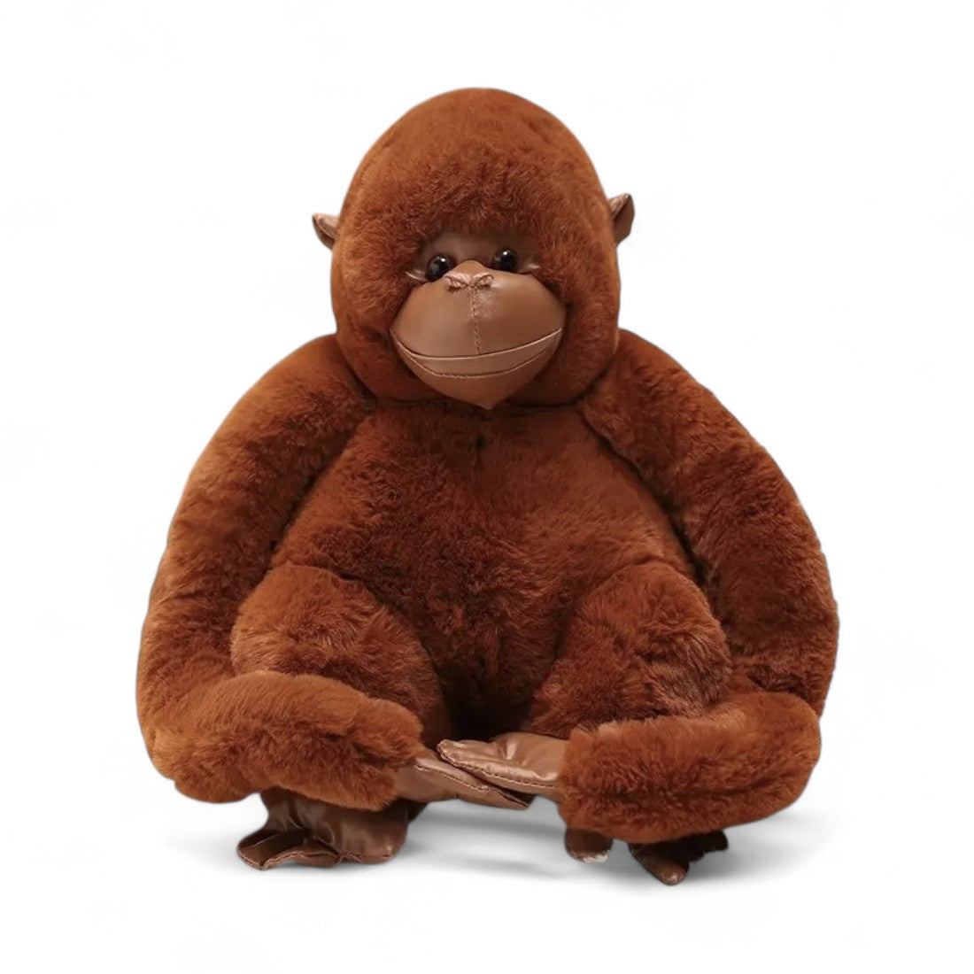 Grand singe en peluche, orang-outan marron, bras longs, détails réalistes, assis sur fond blanc.