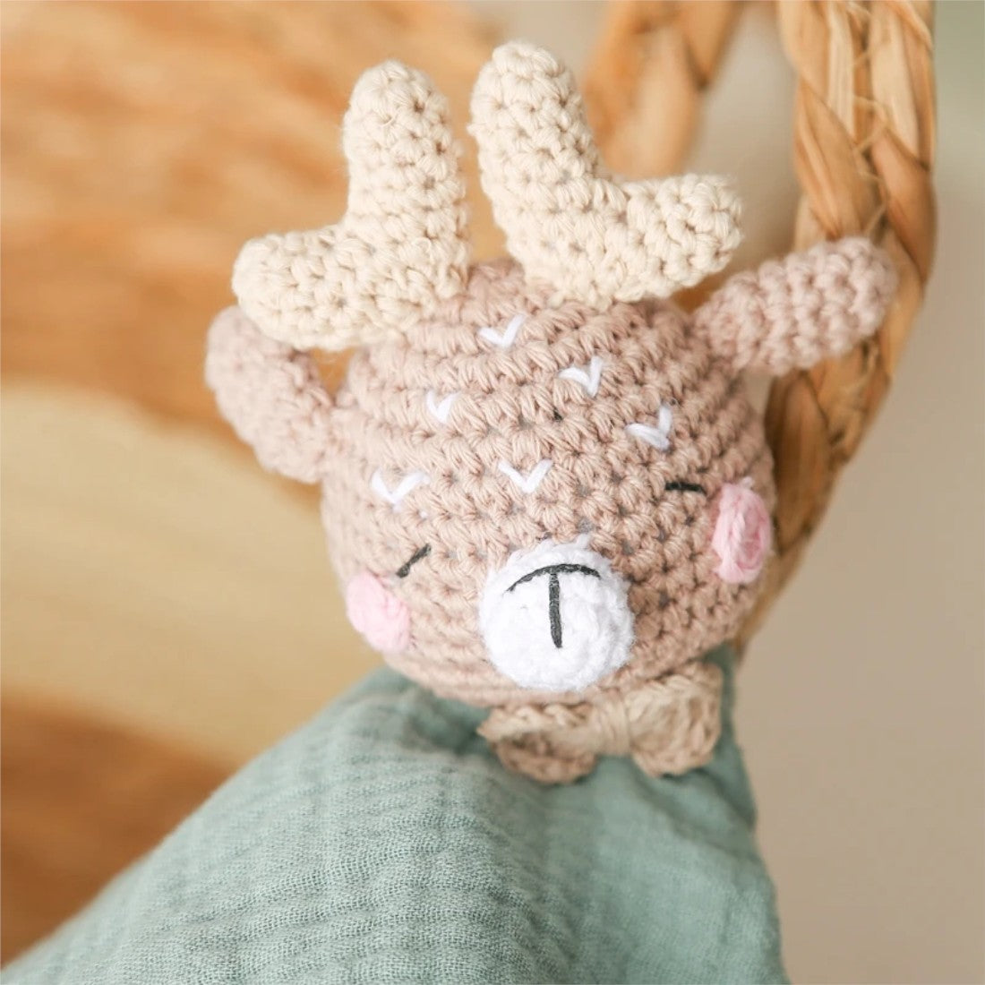 Peluche doudou plat tête cerf crochetée pour bébé