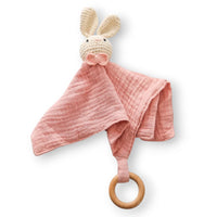 Peluche doudou plat tête lapin crochetée pour bébé - tissu rose et anneau, vue d'ensemble