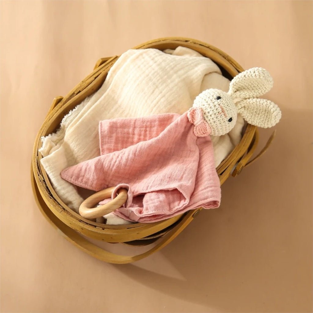 Peluche doudou plat tête lapin crochetée pour bébé - dans un panier tressé, vue de dessus