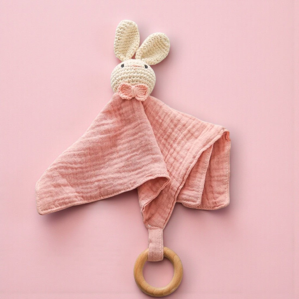 Peluche doudou plat tête lapin crochetée pour bébé - sur fond rose, vue de dessus