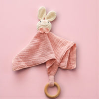 Peluche doudou plat tête lapin crochetée pour bébé - sur fond rose, vue de dessus