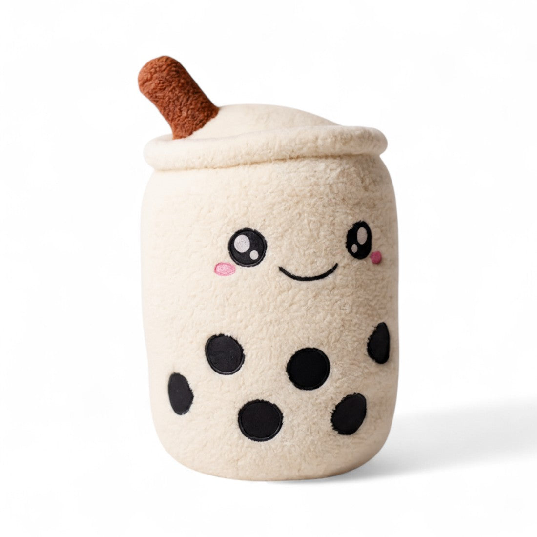 Peluche kawaii en forme de bubble tea creamy, tissu texturé effet cocooning, grosses perles de tapioca brodées sur le bas, visage mignon brodé, paille marron sur la tête, sur fond blanc.