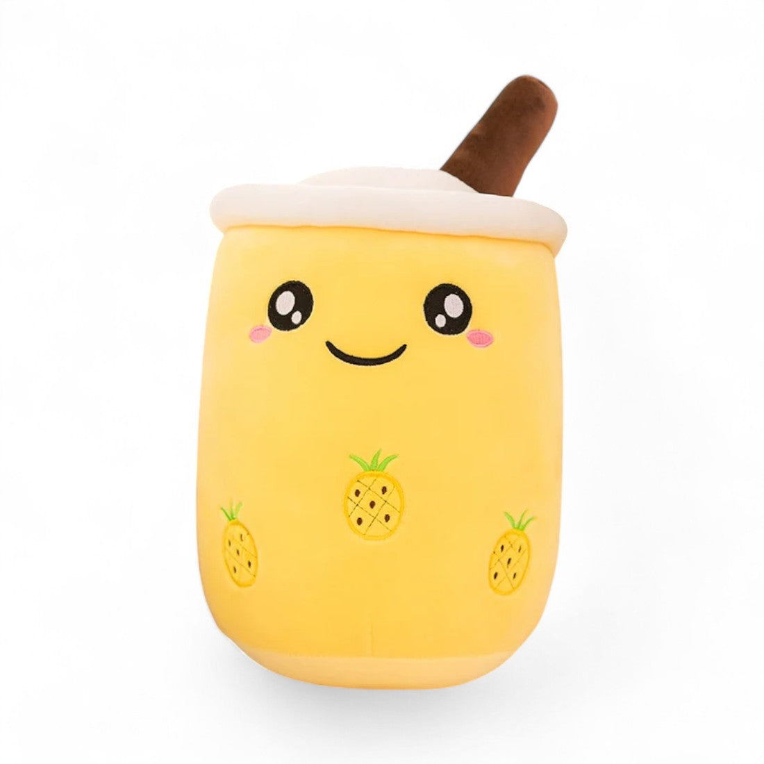  Peluche kawaii jaune en forme de bubble tea ananas avec les yeux ouverts, visage brodé et paille marron sur la tête; sur fond blanc.