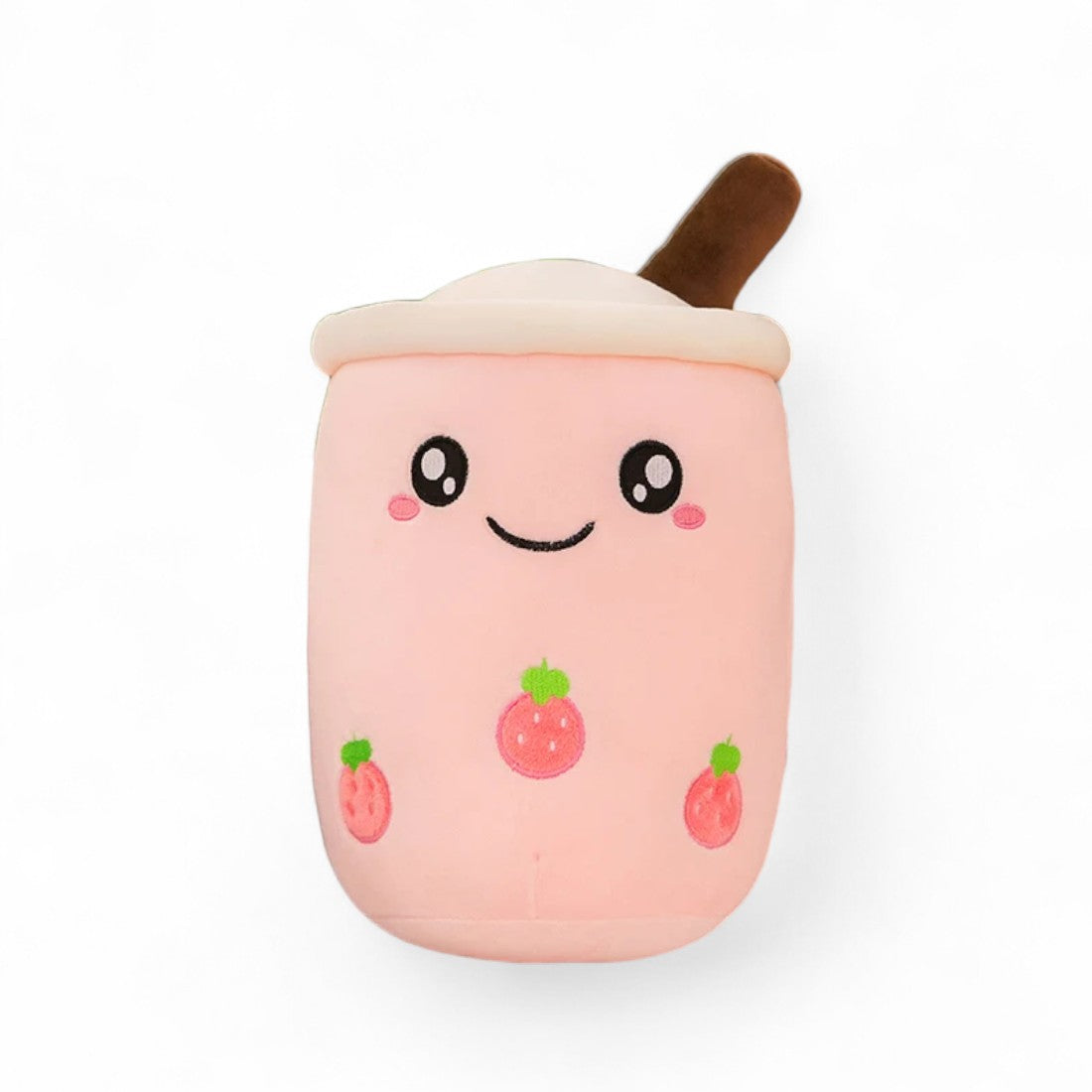 Peluche kawaii en forme de bubble tea à la fraise, rose pastel, visage souriant, paille et motifs fraise, sur fond blanc