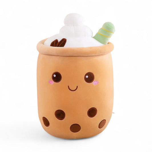 Peluche kawaii en forme de bubble tea gourmand avec chantilly, gros perles de tapioca brodées sur le bas, visages mignon brodé et paille décorative sur la tête, sur fond blanc