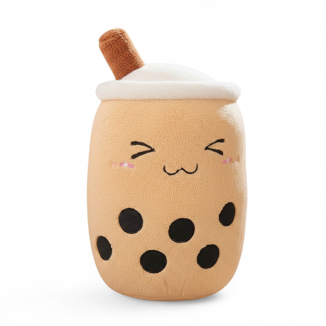  Peluche kawaii en forme de bubble tea caramel, tissu marron clair texturé effet cocooning, perles de tapioca brodées sur le bas, visage mignon brodé, paille marron sur la tête, sur fond blanc.