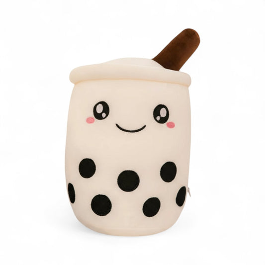 Peluche kawaii en forme de bubble tea creamy, crème claire, grosses perles de tapioca brodées sur le bas, visage mignon brodé (yeux ouverts), paille marron sur la tête, sur fond blanc.