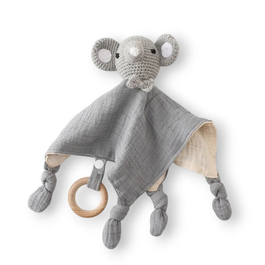 Doudou plat éléphant crocheté, lange coton bicolore gris et dessous beige, extrémités nouées, anneau bois naturel, fond blanc.