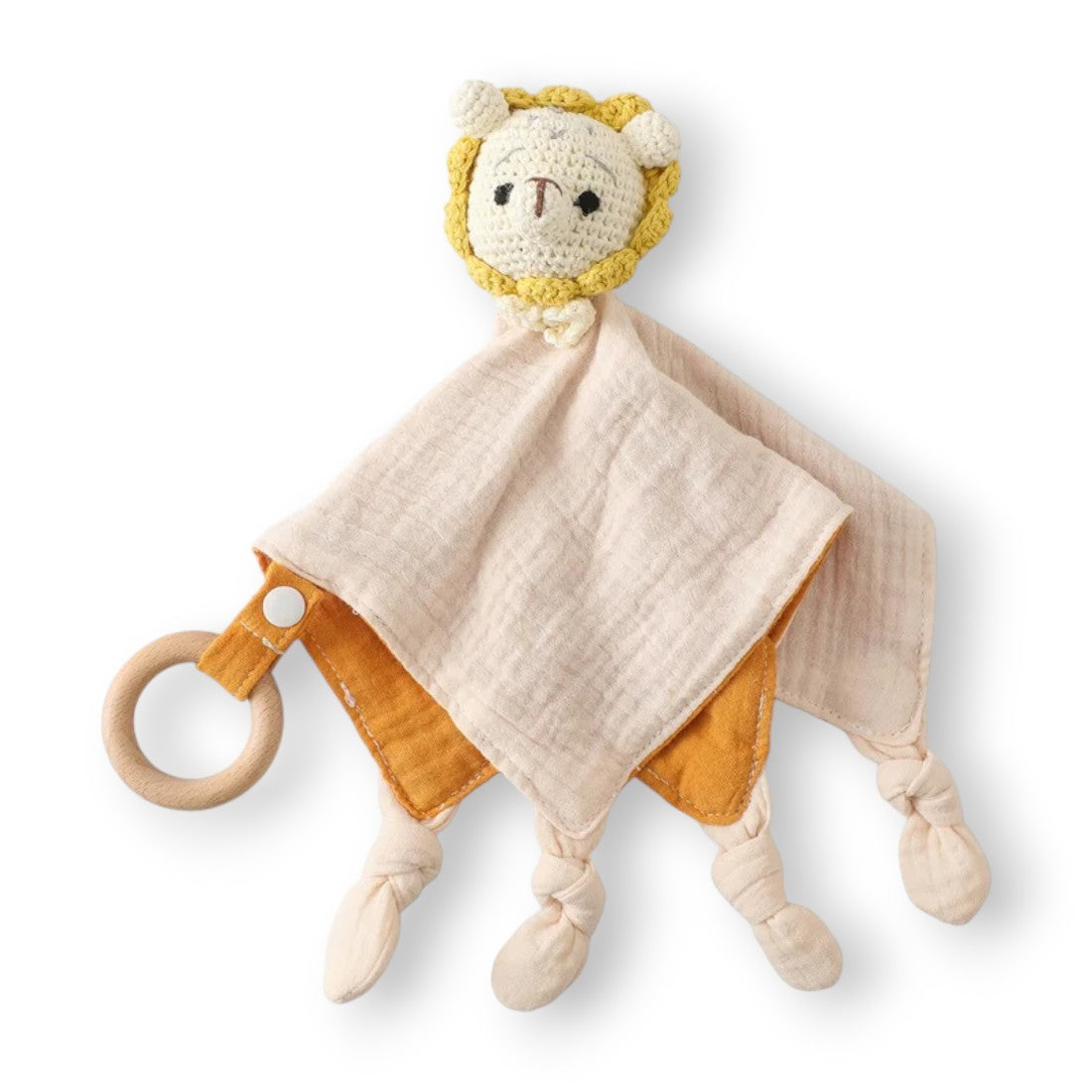 Doudou plat bébé lion crocheté, lange coton double gaze bicolore beige et orange, extrémités nouées et anneau bois naturel, fond blanc.