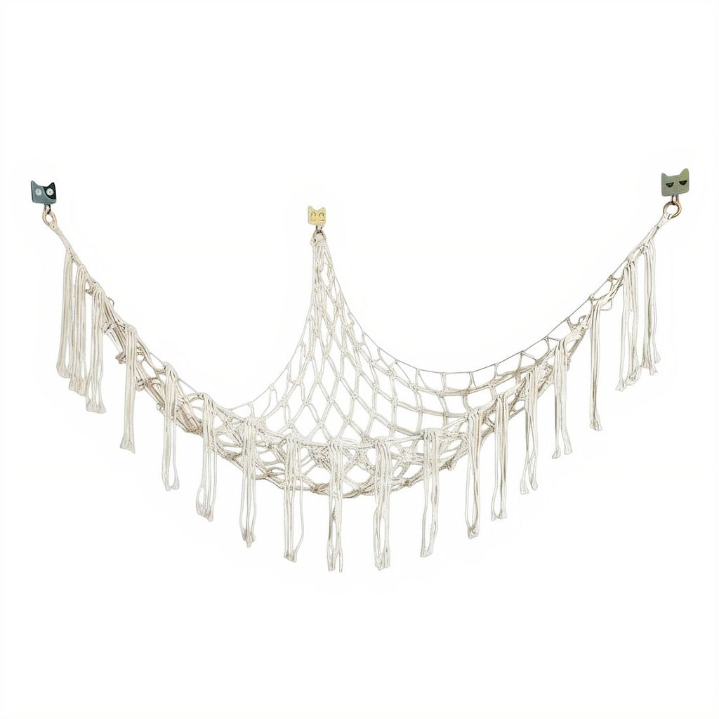 Hamac filet blanc suspendu pour peluches, coton tressé, format triangulaire, sur fond blanc.
