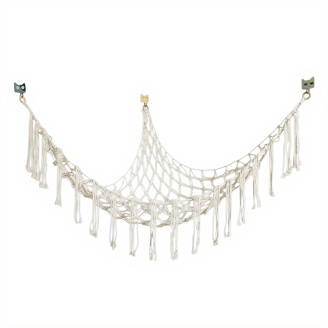 Hamac filet blanc suspendu pour peluches, coton tressé, format triangulaire, sur fond blanc.