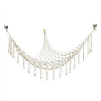 Hamac filet blanc suspendu pour peluches, coton tressé, format triangulaire, sur fond blanc.