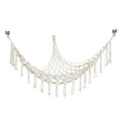 Hamac filet blanc suspendu pour peluches, coton tressé, format triangulaire, sur fond blanc.