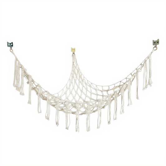 Hamac filet blanc suspendu pour peluches, coton tressé, format triangulaire, sur fond blanc.