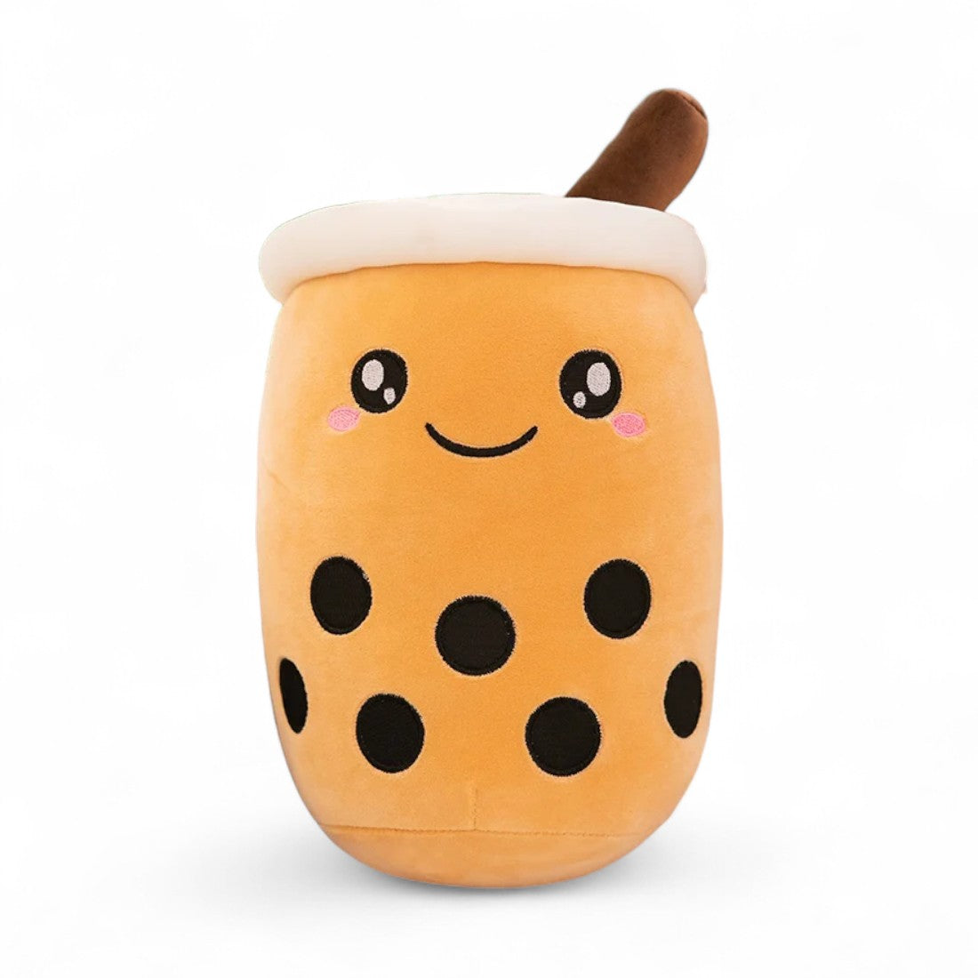 Peluche en forme de bubble tea brown sugar caramel, bouche souriante et joues brodées roses, perles noires et paille biscuit sur le dessus, nuances caramel; sur fond blanc.
