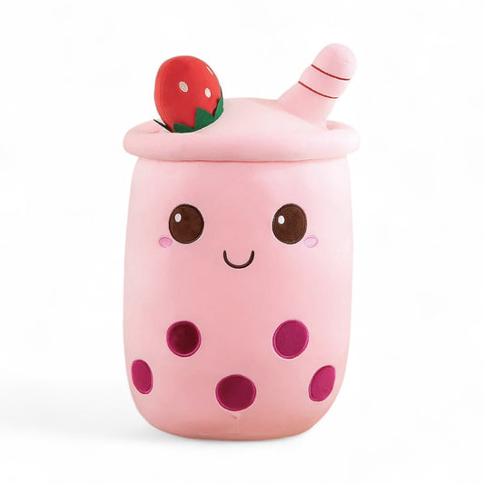 Peluche kawaii bubble tea fraise rose, fruit rouge réaliste cousu sur le dessus, paille biscuit, visage souriant, couleurs pastel.