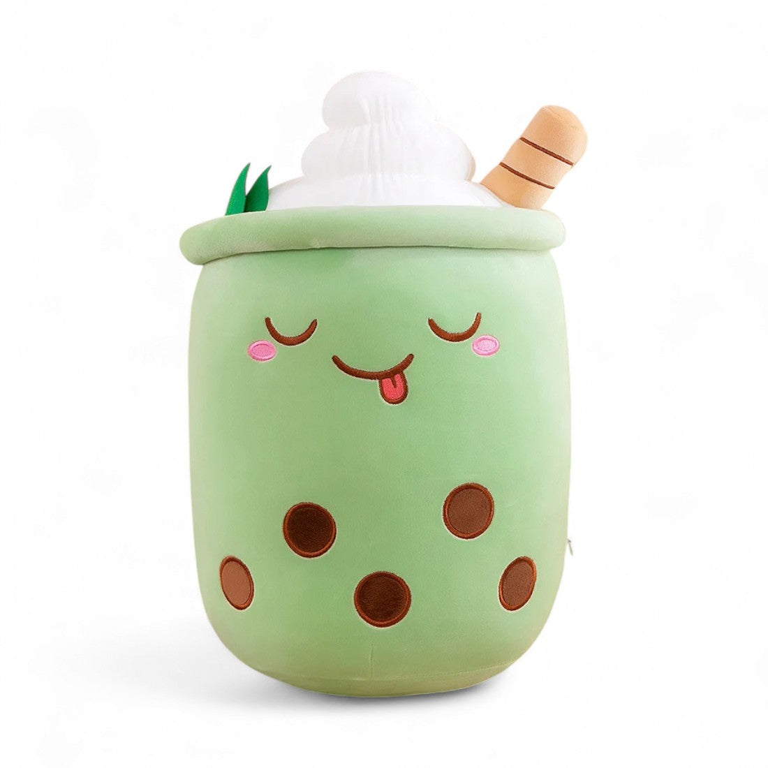 Peluche kawaii bubble tea matcha, crème chantilly, paille biscuit sur la tete, jouet moelleux vert avec détails gourmands, fond blanc.