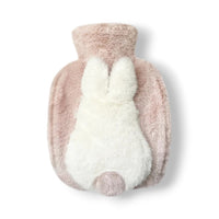 Bouillote à eau en peluche douce  rose avec petit lapin blanc en relief, sur fond blanc. 