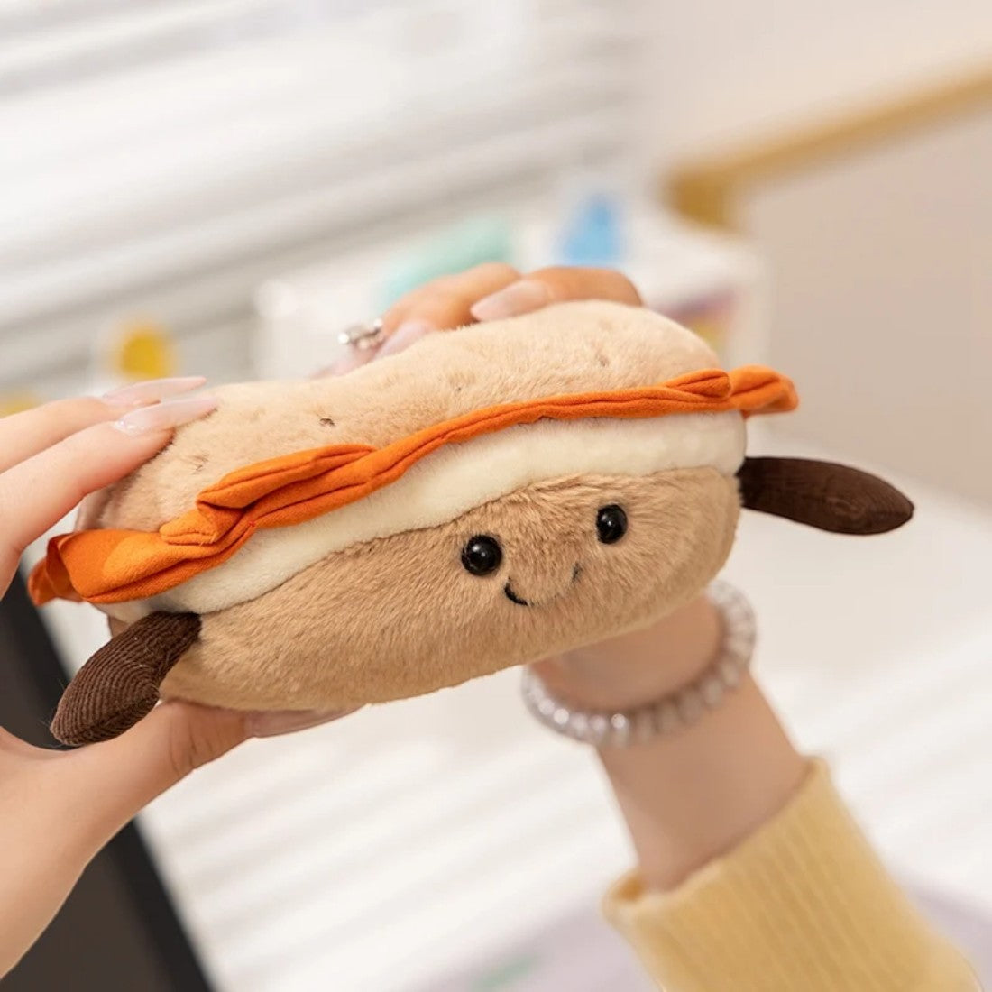 Peluche petit dej' kawaii bagel au saumon - entre deux mains, vue de face