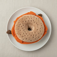 Peluche petit dej' kawaii bagel au saumon - vue de dessus dans une assiette