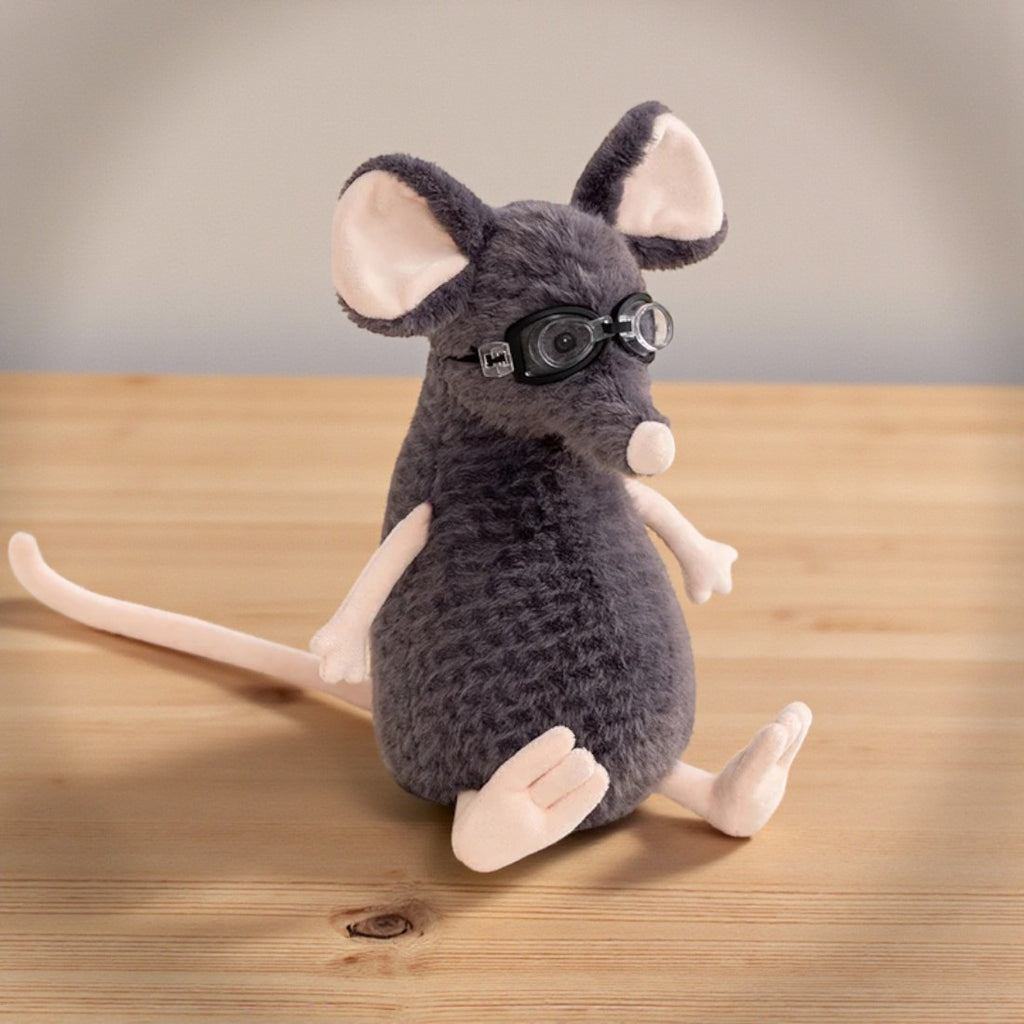 Peluche souris grise exploratrice - avec lunettes sur une table en bois