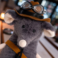 Peluche souris grise exploratrice - gros plan sur le chapeau et les lunettes