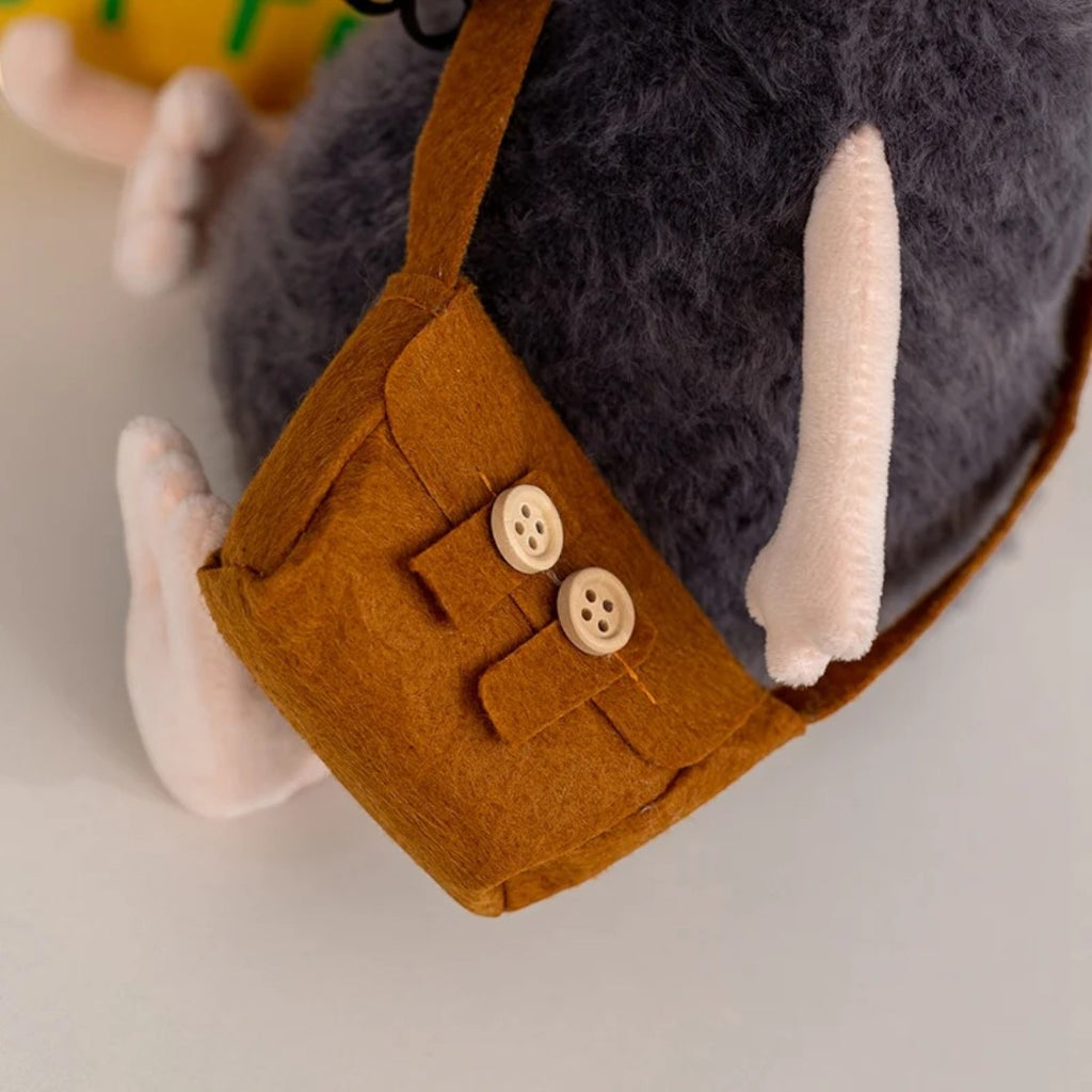 Peluche souris grise exploratrice - détail de la sacoche à boutons