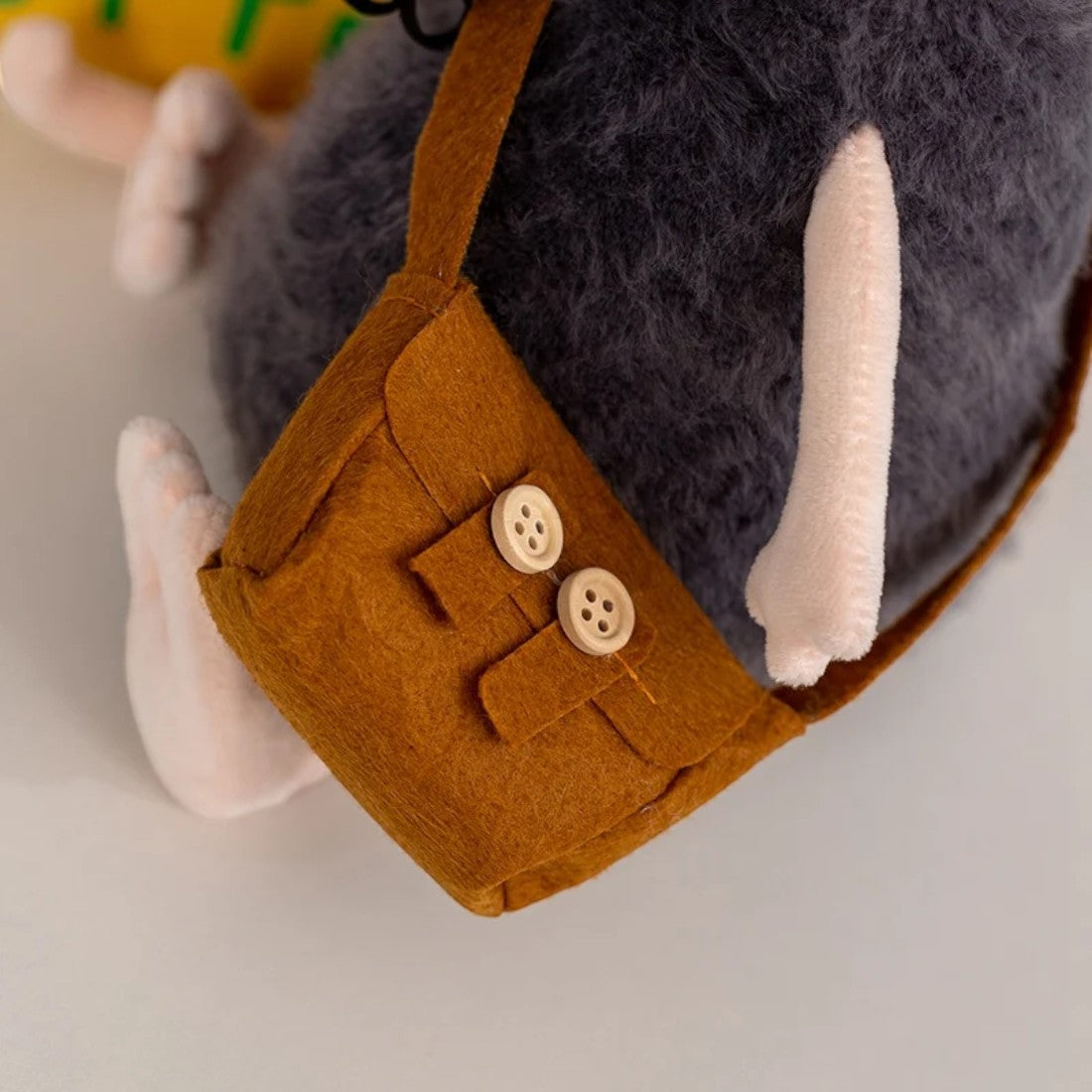 Peluche souris grise exploratrice