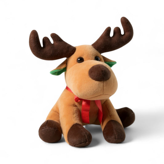 Peluche renne de Noël assis, avec des bois marron, un museau brun foncé et un ruban rouge autour du cou, sur fond blanc.